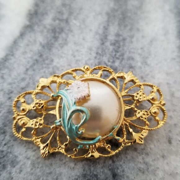 Vintage Gold Tone Filigree and Enamel Flower Brooch, Unsigned, Estate - Picture 1 of 5